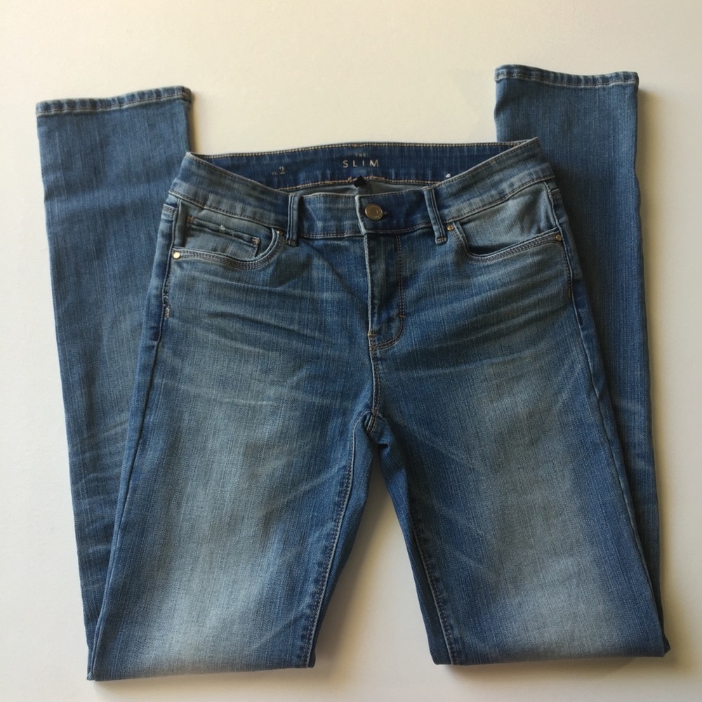 👖White House Black Market “The Slim” med wash jeans